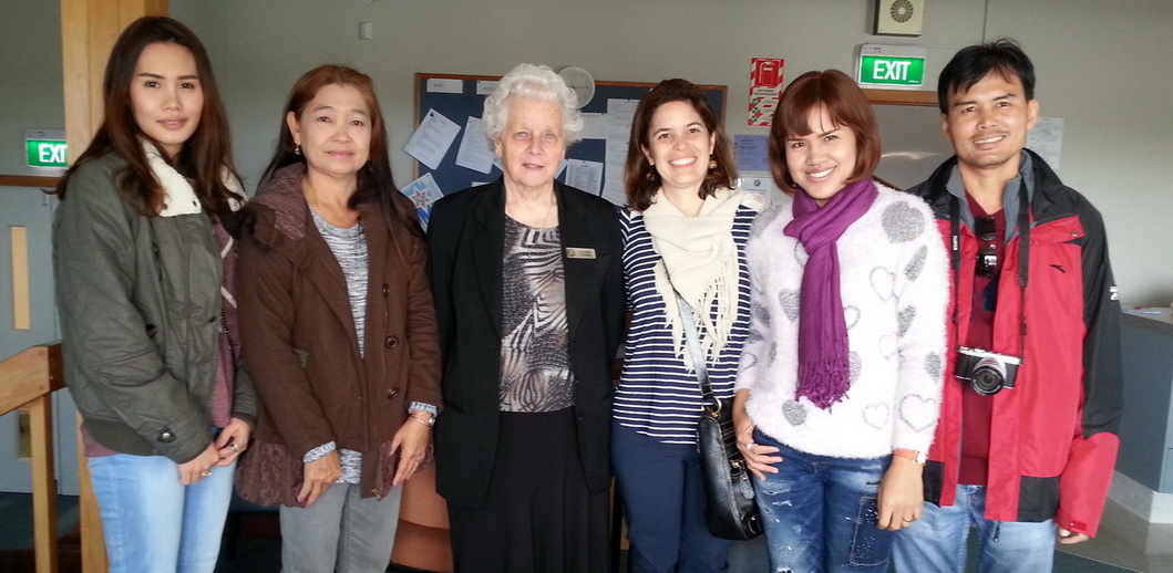 ผอ. โรงเรียน Stanmore Bay ให้การต้อนรับผู้ปกครองที่มาเยี่ยมชมโรงเรียน