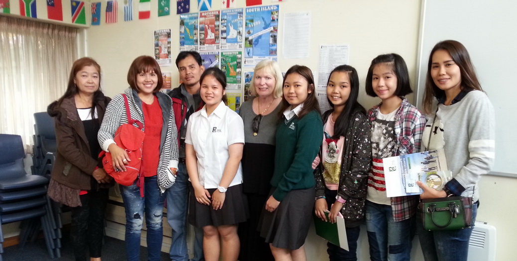 น้องมายด์และน้องบีมจาก Orewa School ต้อนรับผู้ปกครองอย่างน่ารักมากค่ะ