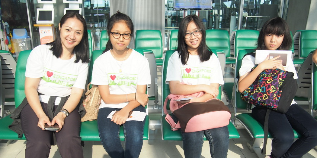พี่เมและสาวๆ ยิ้มแย้มก่อนออกเดินทางค่ะ