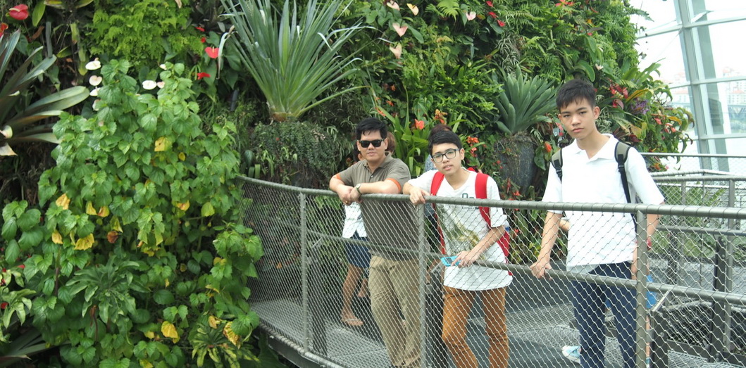 หนุ่มๆ จากสาธิตจอมบึงครับ