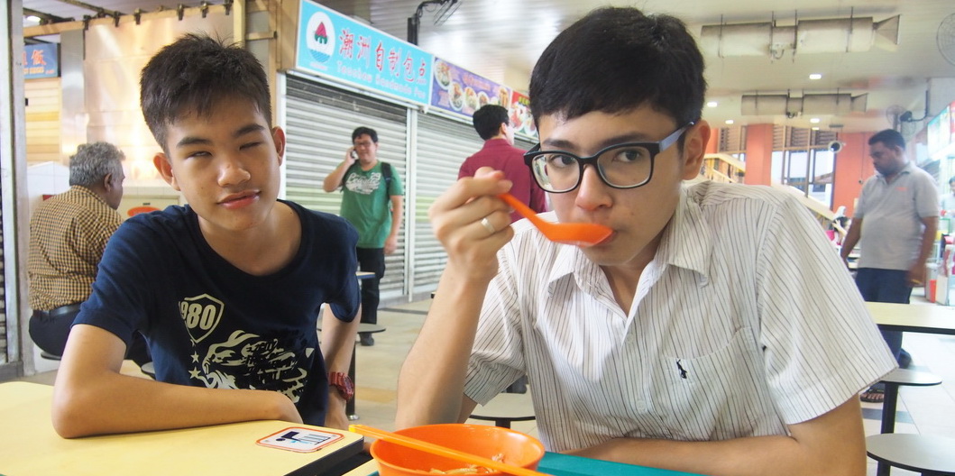 ลองชิมอาหารท้องถิ่นกันหน่อย