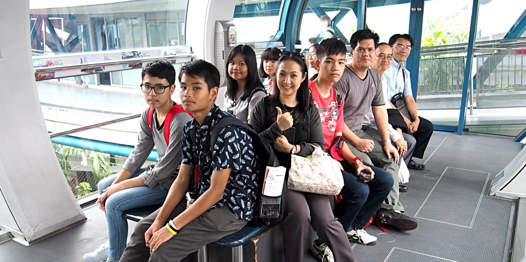 บรรยากาศกว้างขวางภายใน Singapore Flyer Capsule