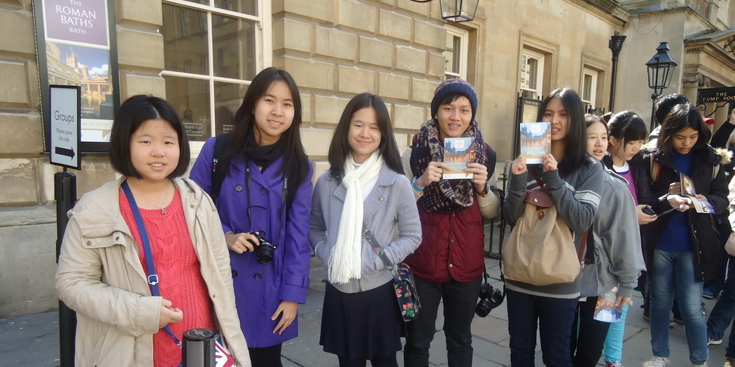 น้องๆรอคิวเข้าชมภายใน the Roman Bath - World Heritage Site