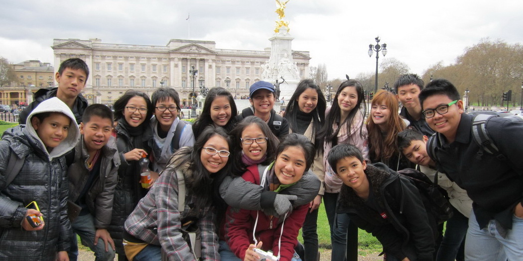 น้องๆพลังงานเหลือล้นกับหน้าพระที่นั่ง Buckingham