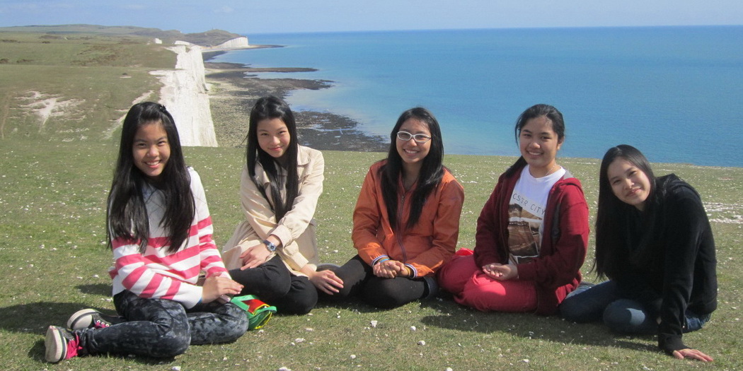 5 สาวไทยใจงาม :)  กับ Seven Sisters สัญลักษณ์ประจำอังกฤษใต้