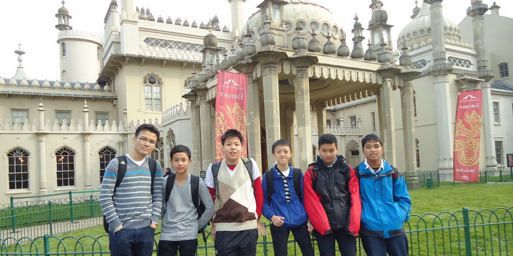 ทีมหนุ่มหล่อยกมาทั้งทีมก่อนเข้าชม Brighton Pavilion 
