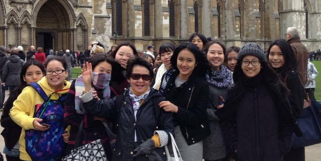 อาจารย์น้อยนภา ที่ปรึกษาโครงการ ขวัญใจวัยรุ่นมากๆ  :)